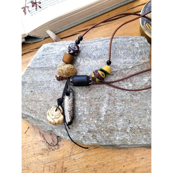 Un collier grigris minimaliste, unisexe et nature avec ces rares coquilles de mauritanie .. : "comme des echos de sables"