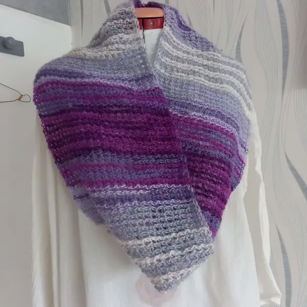 Tour de cou femme en laine grise et violette réalisé au crochet tunisien