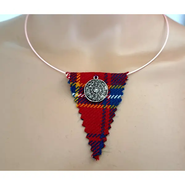 Collier triangle tissue bordeaux, jaune, turquoise, tour de cou semi-rigide rose très pale, médaillon métal argenté, fermoir à vise