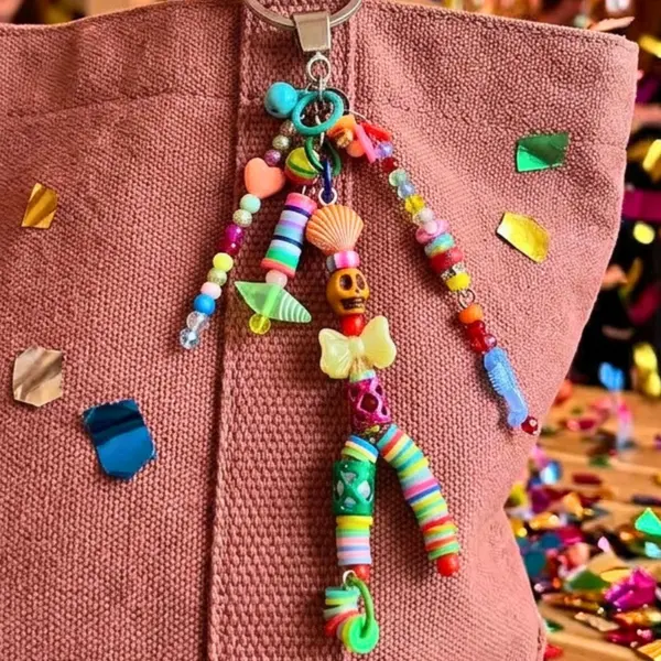 Porte cles halloween multicolore tête de morts bijou de sac décalé festif unique