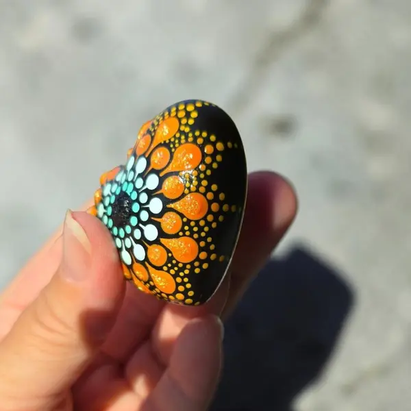 Petit cœur mandala vert d’eau & orange – peint à la main