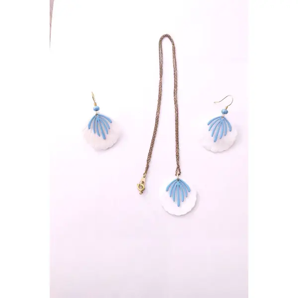 Collier nacre blanche .