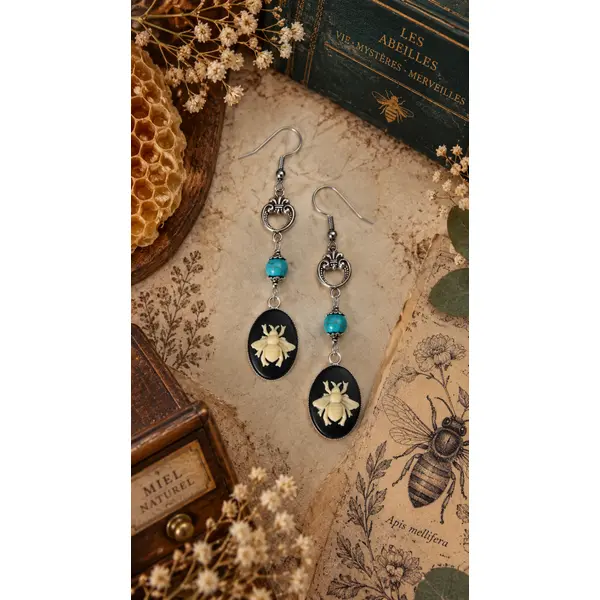 Boucle d'oreille pendante femme cabochon insecte volant abeille fond noir perle bleue turquoise marbrée marron filigrane couleur argentée