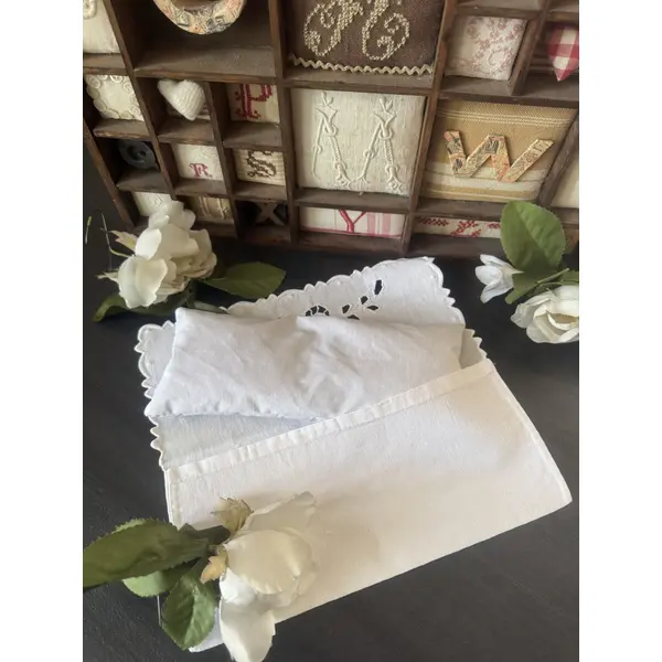 ** pochette ancienne / coussin de lavande " papillon " ** coton , broderie main