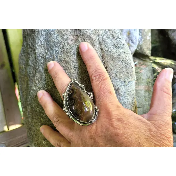 Une bague argent massif 925 avec un superbe cabochon coyamito agate du brésil .... pour le côté vintage !!!!