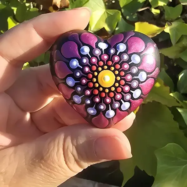 Petite pierre cœur mandala orange, bleu & fuchsia métallisé – peinte à la main