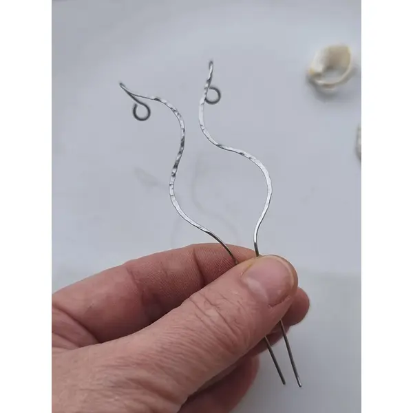 Boucles d’oreilles grimpantes elfiques en acier – paire – ear climbers martelées – bijoux fantasy oreilles percées