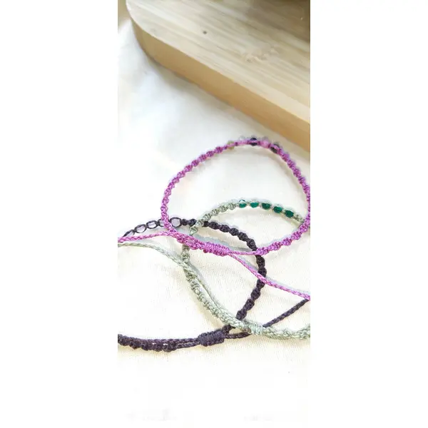 Bracelets ajustables en micro-macramé et pierres naturelles