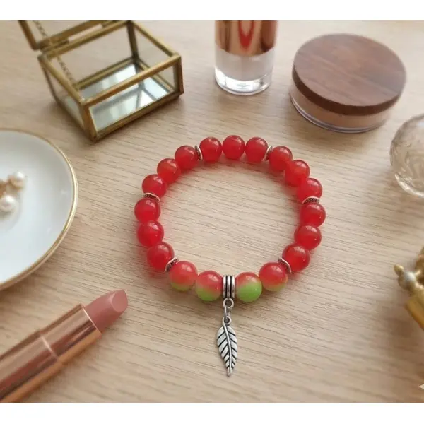 Bracelet fil élastique perles en verre rouge et breloque