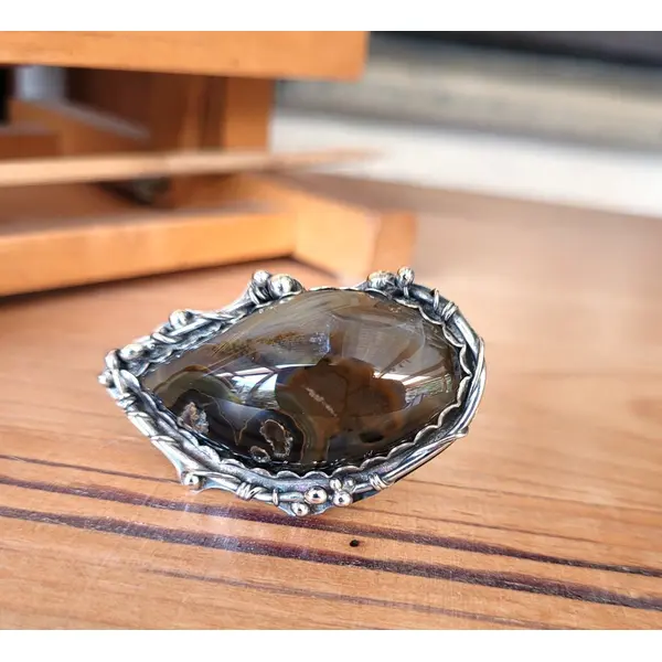 Une bague argent massif 925 avec un superbe cabochon coyamito agate du brésil .... pour le côté vintage !!!!