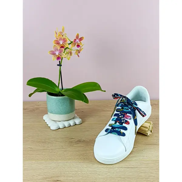 Lacets de chaussures bleu marine fleuris