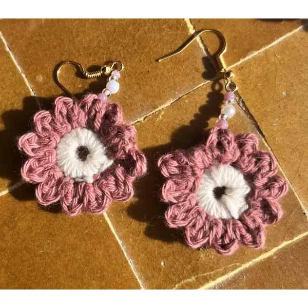 Coffret cadeau crocheté fait main — cadre photo, bijou de sac et boucles d’oreilles assortis