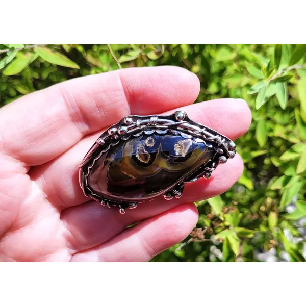 Une bague argent massif 925 avec un superbe cabochon coyamito agate du brésil .... pour le côté vintage !!!!