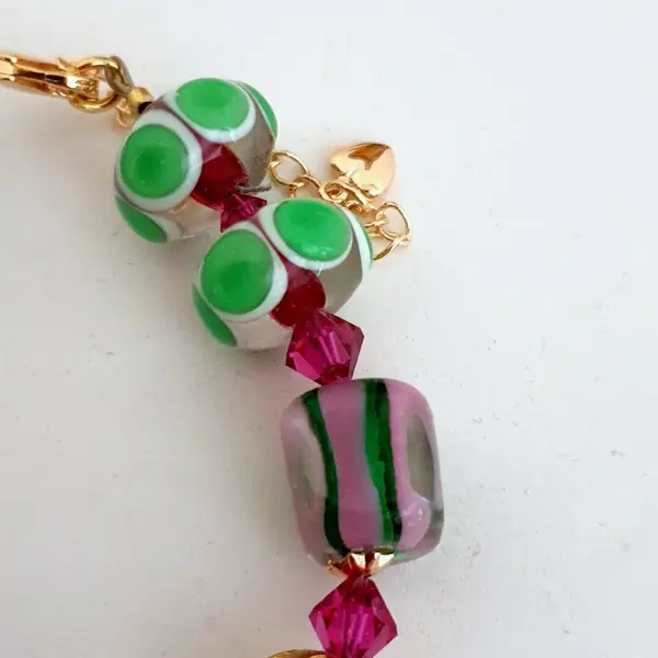 Bracelet réalisé en perles de verre fleurs et perles rondes en verre.