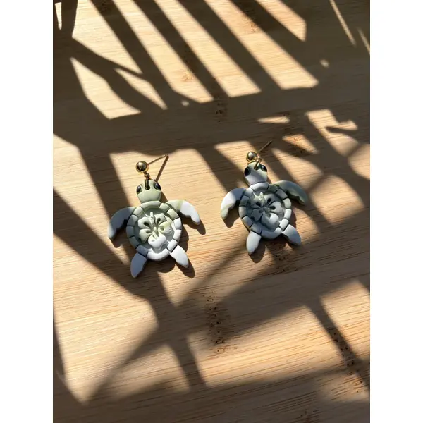 Boucles d’oreilles tortues de mer – pâte polymère & acier inoxydable doré