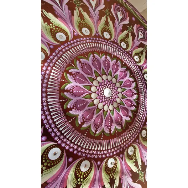 Tableau mandala en bois 40 cm – rose, prune & vert tendre avec strass – pièce unique