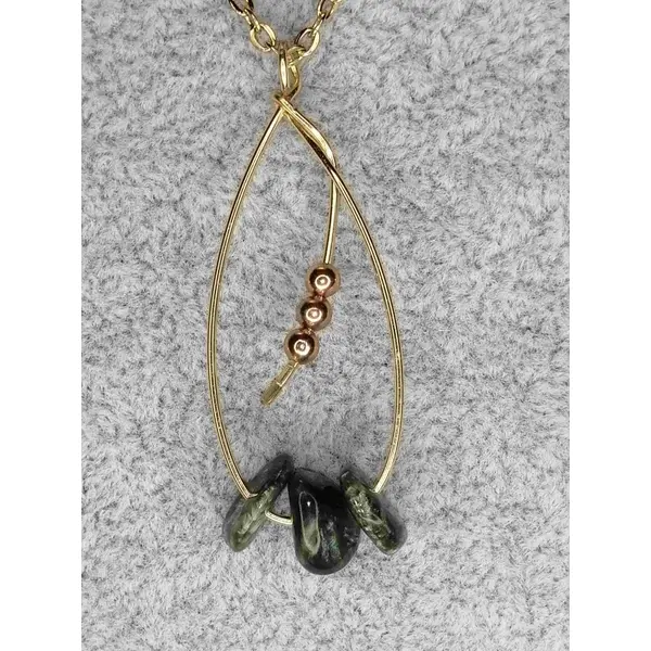 Collier mi-long et pierres séraphinite , et en malachite