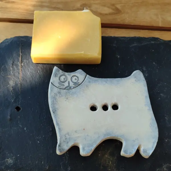 Le gardien du savon - porte-savon chat en céramique émaillée .