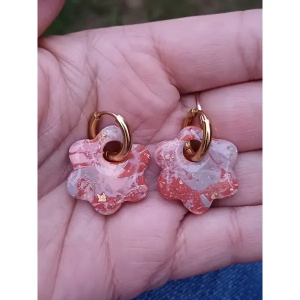 Boucles d'oreilles créoles fleur en argile polymère marbré terracotta orangé gris et anneaux or en acier inoxydable ( 16mm )