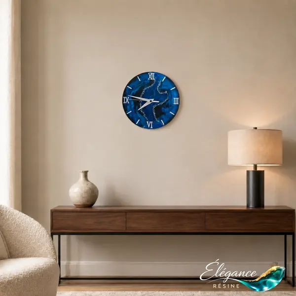 Horloge murale 27cm en résine bleu saphir, noir et argent – abysse d’argent