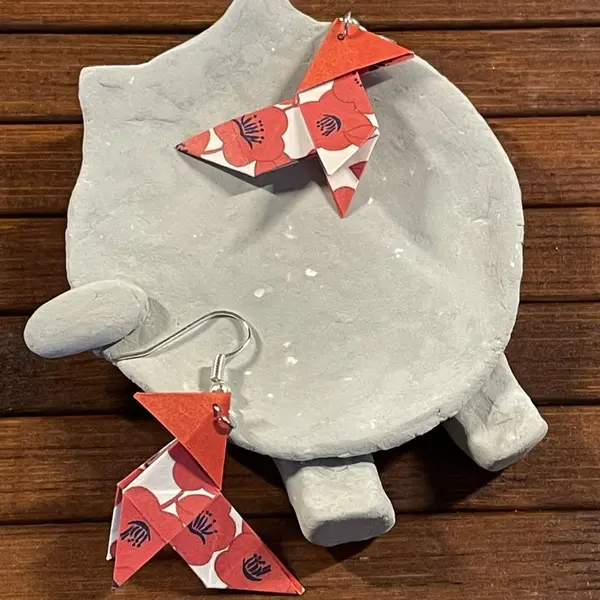 Boucles d'oreilles origami cocotte fleurs rouges v2