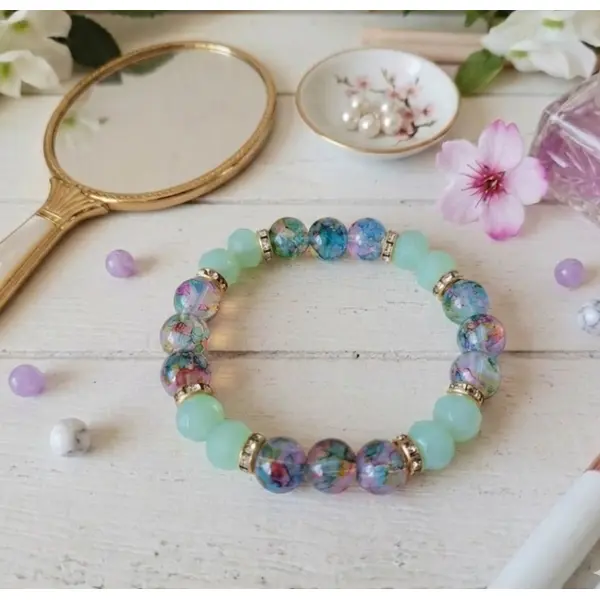 Bracelet perles en verre tachetées et à facettes vert pale
