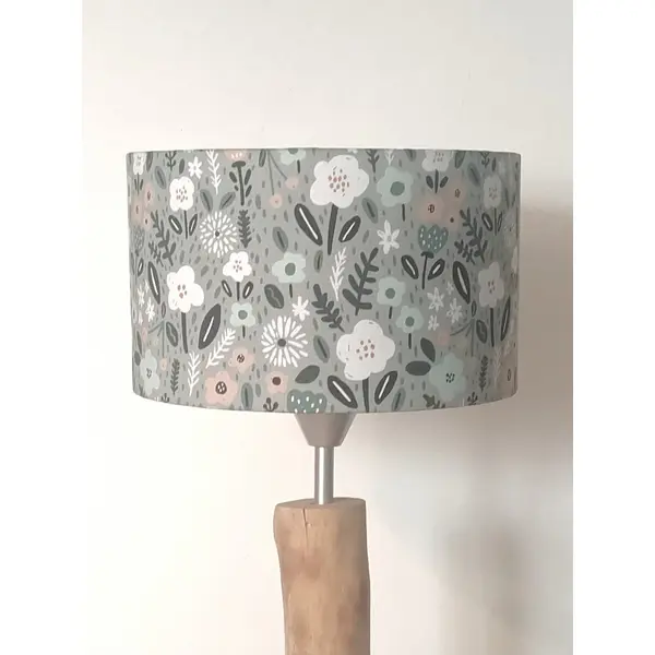 Abat-jour fleuri vert sauge – luminaire artisanal français, déco nature, romantique, campagne chic, bohème, salon chambre