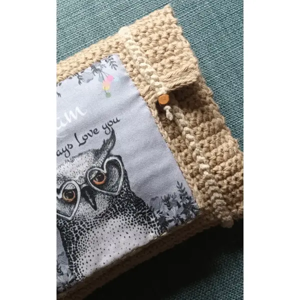 Pochette à main "hibou" porte bonheur. coton naturel et coton recyclé. crocheté et cousu main.