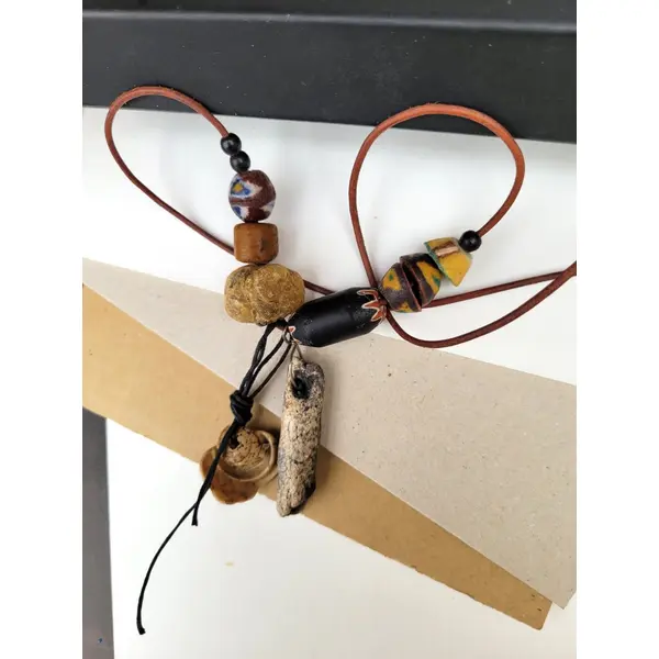 Un collier grigris minimaliste, unisexe et nature avec ces rares coquilles de mauritanie .. : "comme des echos de sables"