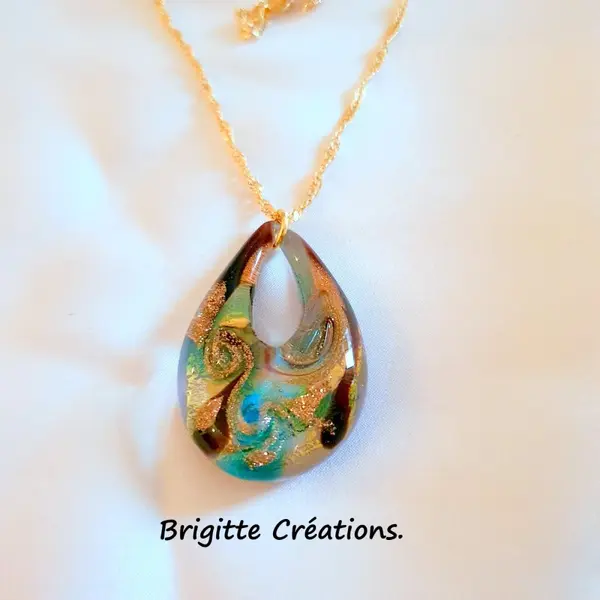 Pendentif composé d'une perle goutte en verre de murano authentique