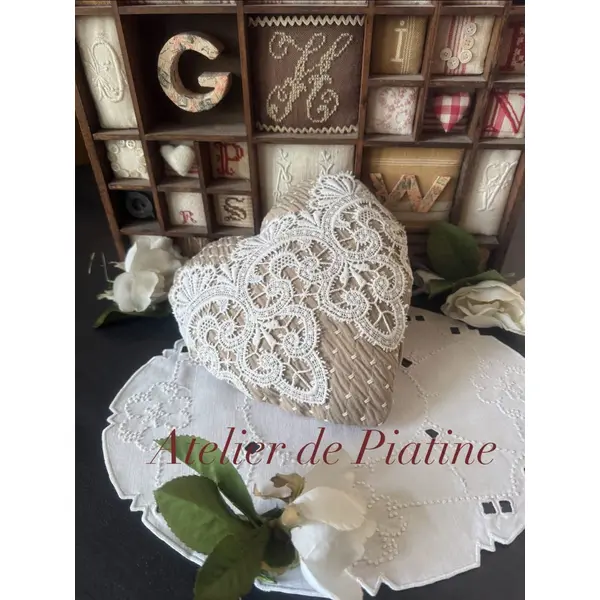 * gros coeur /coussin* tissu matelassé. dentelle guipure