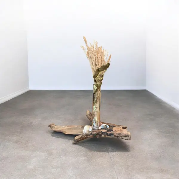 Bois flotté, décoré de coquillages et d'un soliflore en verre et quelques fleurs séchées