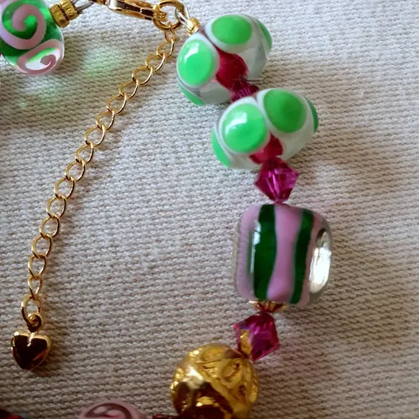 Bracelet réalisé en perles de verre fleurs et perles rondes en verre.