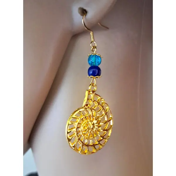 Boucle d'oreille escargot ajouré, perles en verre bleu, crochet en métal acier inoxydable doré