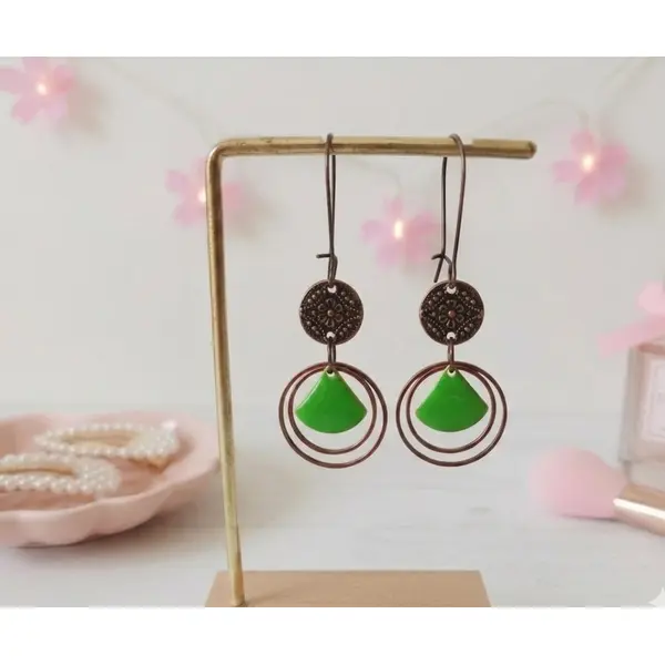 Boucles d'oreilles anneaux cuivre rouge et sequin émail triangle
