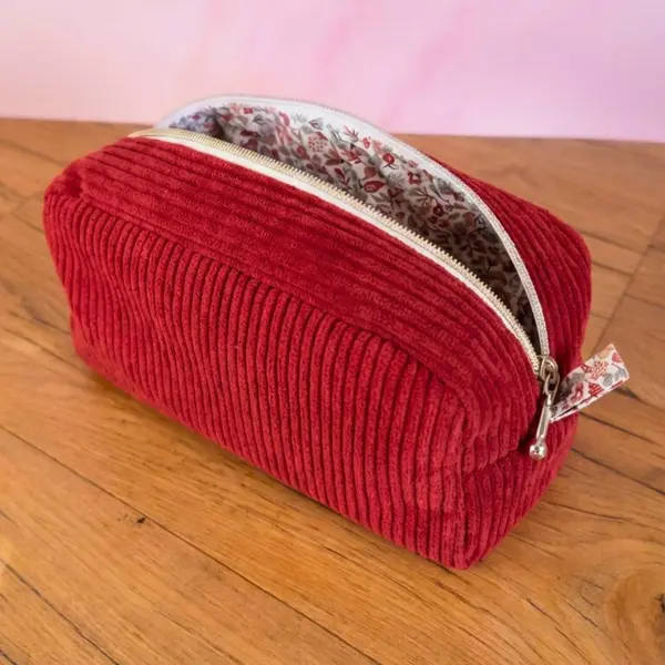 Trousse de toilette lie de vin personnalisée en velours côtelé