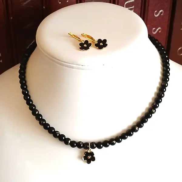 Collier ras du cou en perles noires et pendentif fleur émaillée