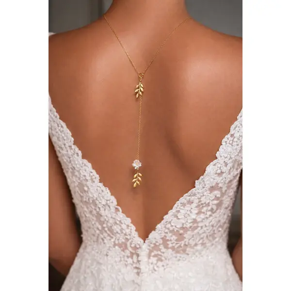 Collier de dos mariée en perles dorées – bijou élégant pour mariage-robe dos nu -éloria