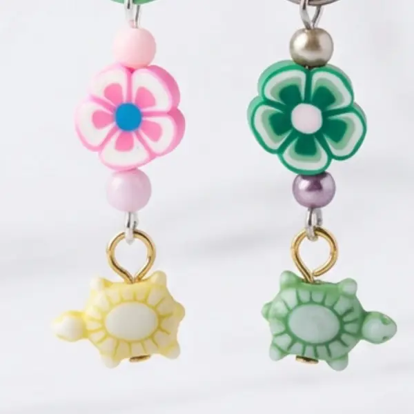 Boucles d'oreilles pendantes colorées fleurs polymères tortues anneaux colorés et perle acrylique