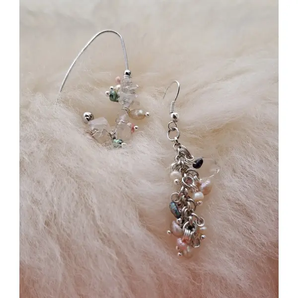 Boucles d'oreilles asymétriques "éclat d'eau douce" – perles nacrées et verre – acier inoxydable