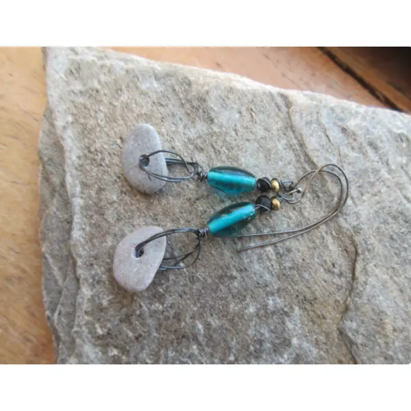 Des boucles d'oreille minimalistes petites créoles avec galets pierre de la baltique .... : "aux pays des lunes"
