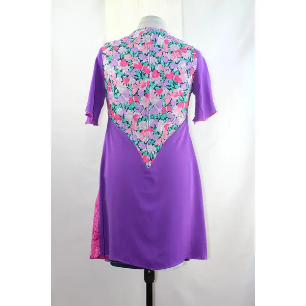 Robe trapèze artisanale violette avec empiècement fleuri