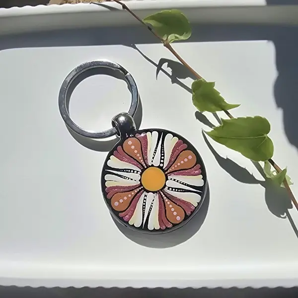 Porte-clés rond mandala peint recto verso terre cuite, fuchsia métallisé, crème et cuivré