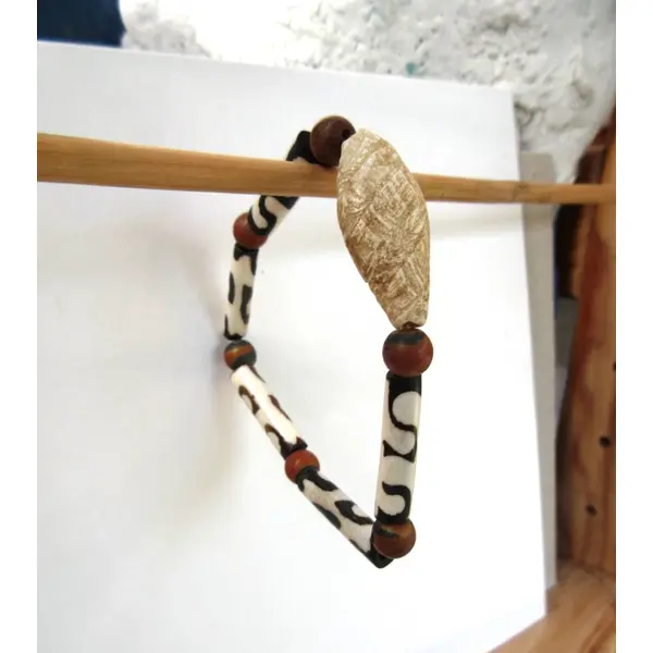 Un bracelet de type africain avec perles batik et anciennes perles en jaspe .. !!!!! : "faire rire ton coeur"