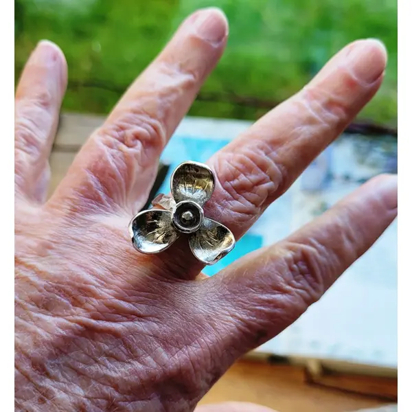 Côté vintage : une bague artisanale en argent massif 925 avec des fleurs stylisées de muguet épanoui ...