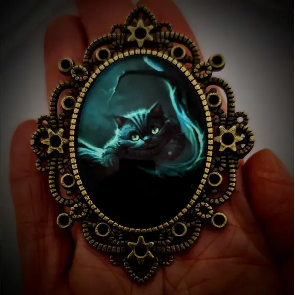 Broche sourire mystérieux du chat du cheshire. bijou symbolique gothique poétique.