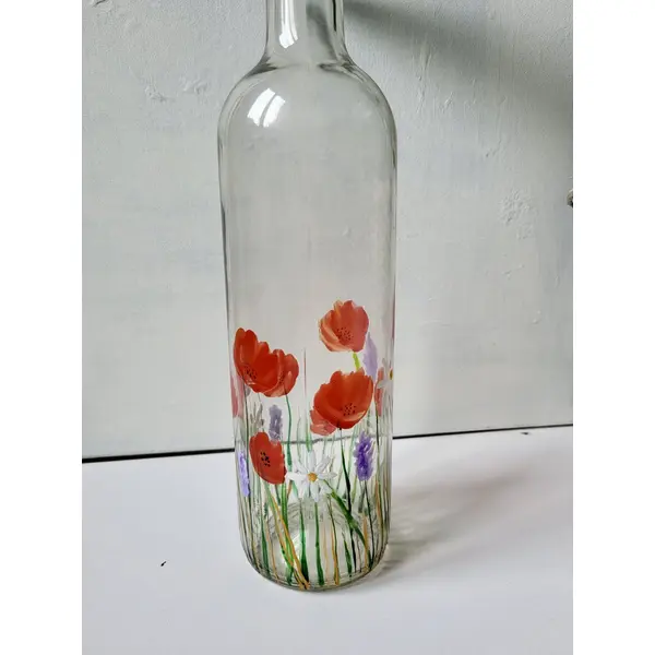 Bouteille en verre peinte d’un motif de coquelicots seconde vie des objets