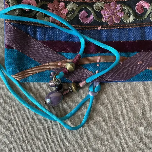 Trousse en soie brute bleu jean et bleu turquoise.