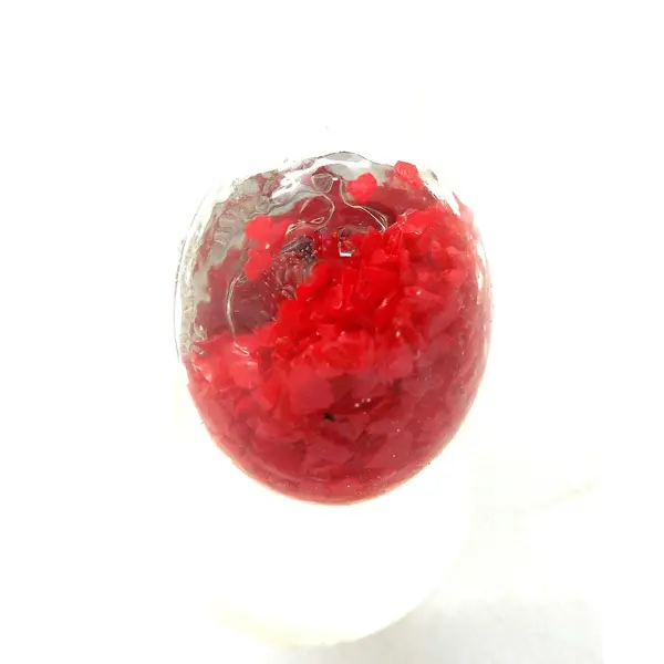 Bague globe en verre sable rouge par breloques et cie
