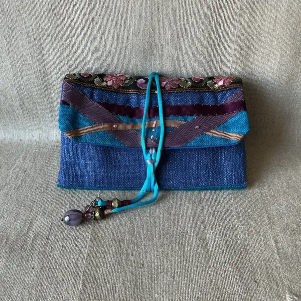 Trousse en soie brute bleu jean et bleu turquoise.